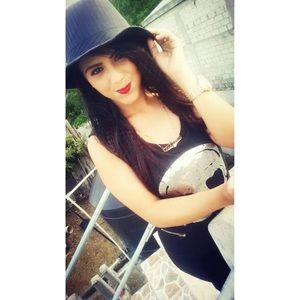 Meet your Posher, Elizabeth